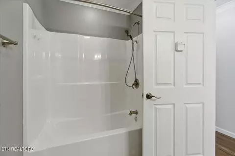 Bath - 262 Cresent St, Harrogate, TN 37752 photo 2 of 4
