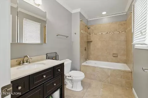 Bath - 262 Cresent St, Harrogate, TN 37752 photo 3 of 4