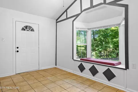 Entry Way - 8518 Coppock Rd, Corryton, TN 37721 photo 3 of 4