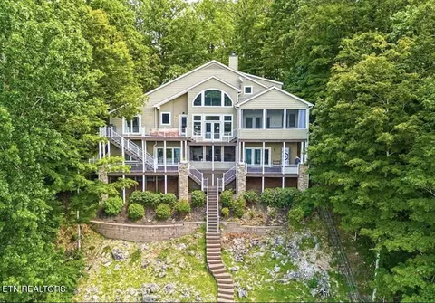 1304 N Shorewood Ln, Caryville, TN 37714