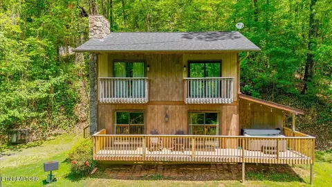 4264 New Pioneer Tr, Pigeon Forge, TN 37863
