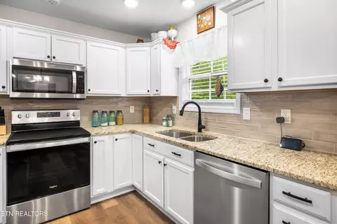 Kitchen - 202 Skyline Ln, Powell, TN 37849 photo 2 of 5