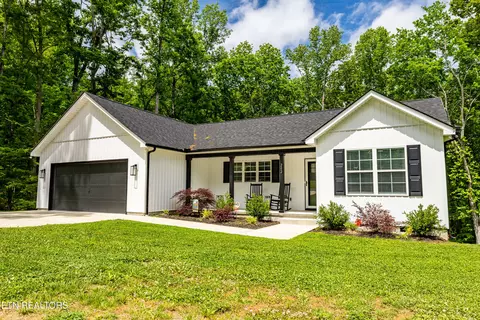 Exterior - 202 Skyline Ln, Powell, TN 37849 photo 4 of 11