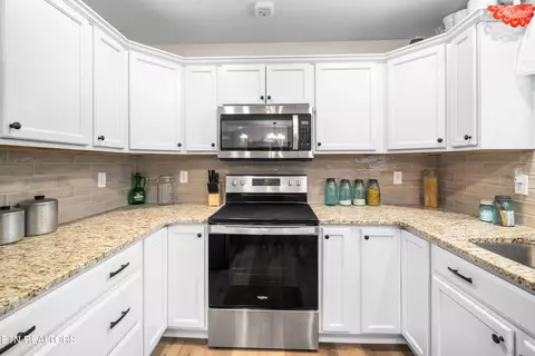 Kitchen - 202 Skyline Ln, Powell, TN 37849 photo 3 of 5