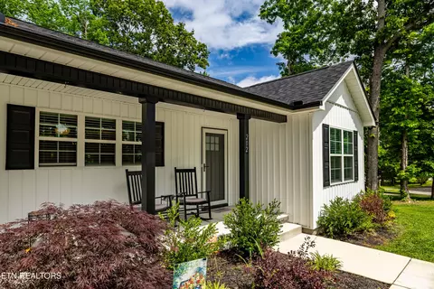 Exterior - 202 Skyline Ln, Powell, TN 37849 photo 2 of 11