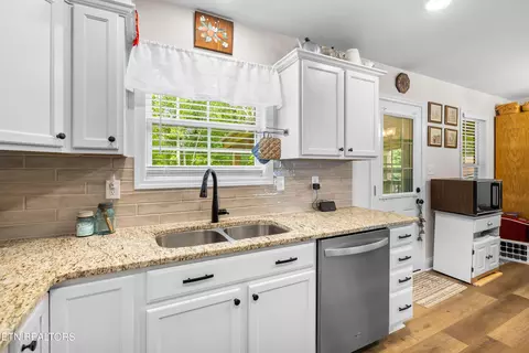 Kitchen - 202 Skyline Ln, Powell, TN 37849 photo 4 of 5