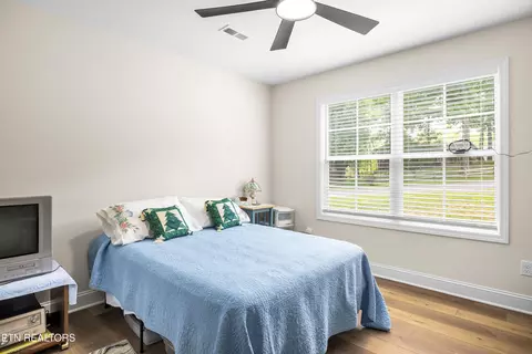 Bedroom - 202 Skyline Ln, Powell, TN 37849 photo 3 of 7