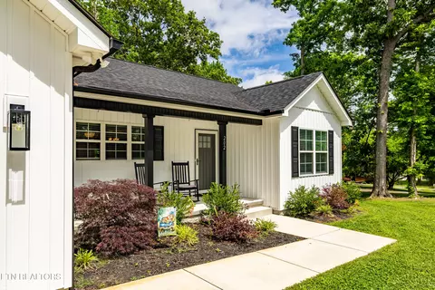 Exterior - 202 Skyline Ln, Powell, TN 37849 photo 3 of 11