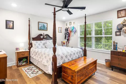 Bedroom - 202 Skyline Ln, Powell, TN 37849 photo 5 of 7