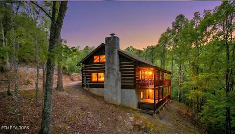 519 Picadilly Ln, Gatlinburg, TN 37738