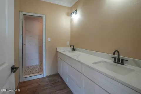 Bath - 5129 Gregory Rd, Greenback, TN 37742 photo 1 of 1