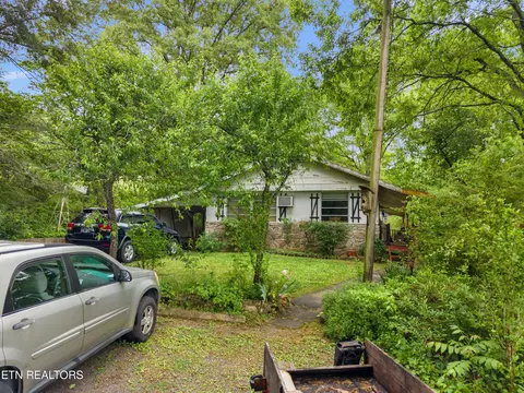 Exterior - 185 Trinity Ln, Harrogate, TN 37752 photo 5 of 10