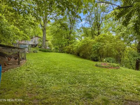 Exterior - 185 Trinity Ln, Harrogate, TN 37752 photo 9 of 10