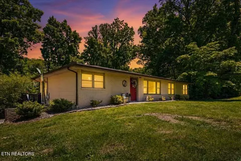 905 Pinecrest Rd, Jacksboro, TN 37757