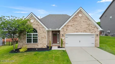 818 Brookwood Ln, Maryville, TN 37801