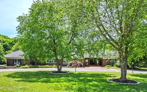 1320 Dunbarton Dr, Maryville, TN 37803
