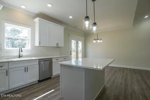 Kitchen - 5145 Gregory Rd, Greenback, TN 37742 photo 3 of 4