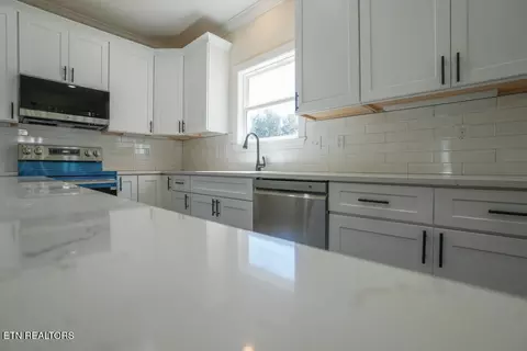 Kitchen - 5145 Gregory Rd, Greenback, TN 37742 photo 2 of 4