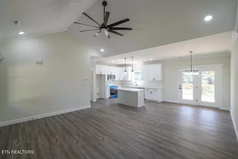 Living - 5145 Gregory Rd, Greenback, TN 37742 photo 3 of 6
