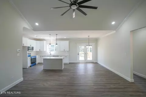 Living - 5145 Gregory Rd, Greenback, TN 37742 photo 2 of 6