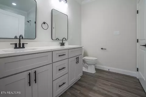 Bath - 5145 Gregory Rd, Greenback, TN 37742 photo 3 of 4