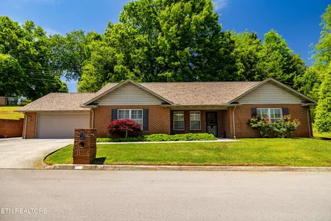170 Manchester Dr, Maryville, TN 37803