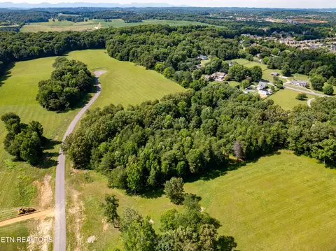 140 Padstow Ln, Lenoir City, TN 37772