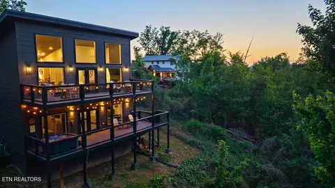 612 Sunset Ln, Gatlinburg, TN 37738