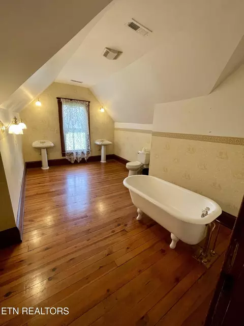 Bath - 7600 Corryton Rd, Corryton, TN 37721 photo 2 of 2