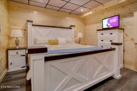 Bedroom - 817 String Run Way, Pigeon Forge, TN 37863 photo 2 of 13
