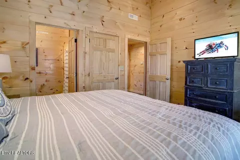 Bedroom - 817 String Run Way, Pigeon Forge, TN 37863 photo 7 of 13