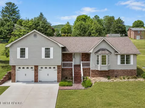 206 Hickory Ln, Jacksboro, TN 37757