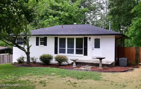 102 Henderson Ln, Oak Ridge, TN 37830