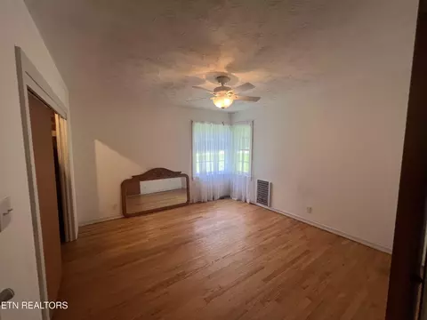 Bedroom - 342 Vine Ave, Oneida, TN 37841 photo 5 of 6