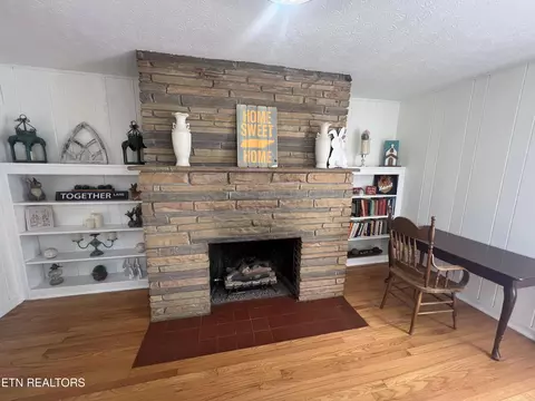 Living - 342 Vine Ave, Oneida, TN 37841 photo 3 of 3