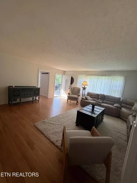 Living - 342 Vine Ave, Oneida, TN 37841 photo 2 of 3