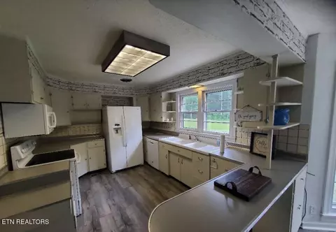 Kitchen - 342 Vine Ave, Oneida, TN 37841 photo 3 of 5