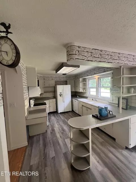 Kitchen - 342 Vine Ave, Oneida, TN 37841 photo 5 of 5