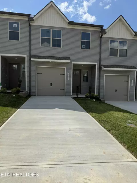 1707 Bennett Village Dr, Maryville, TN 37804