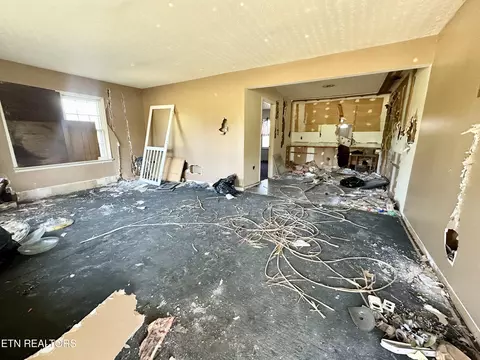 Living - 118 Haines Rd, Ewing, VA 24248 photo 2 of 2
