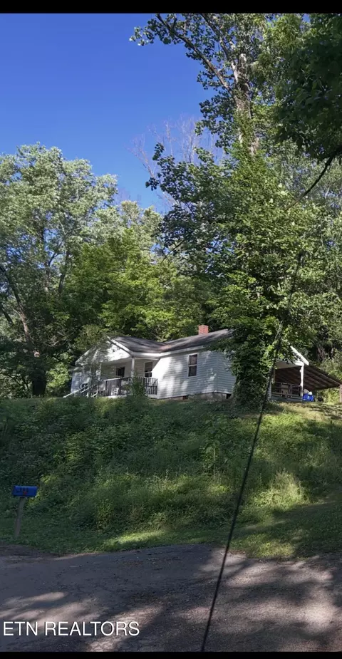 132 Cherry Dr, Harriman, TN 37748