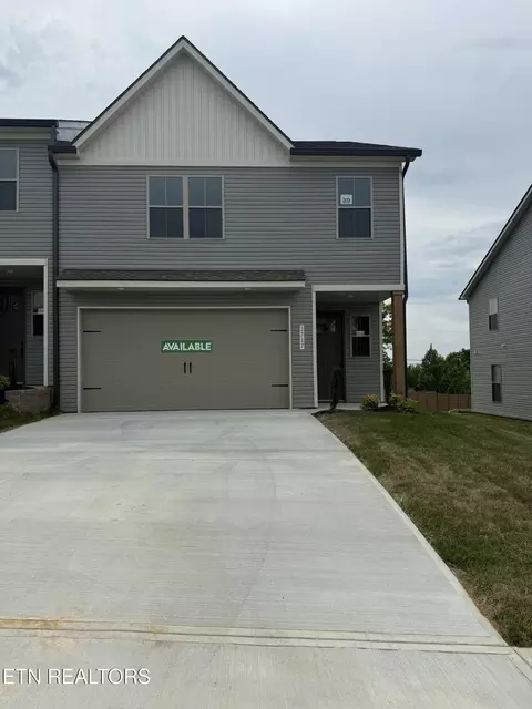 1717 Bennett Village Dr, Maryville, TN 37804