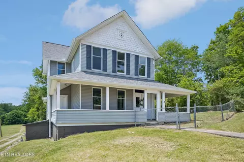 902 Queen Ave, Harriman, TN 37748