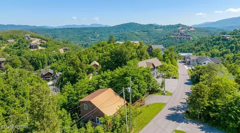 625628 Pinecrest Dr, Gatlinburg, TN 37738