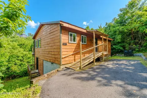 625628 Pinecrest Dr, Gatlinburg, TN 37738