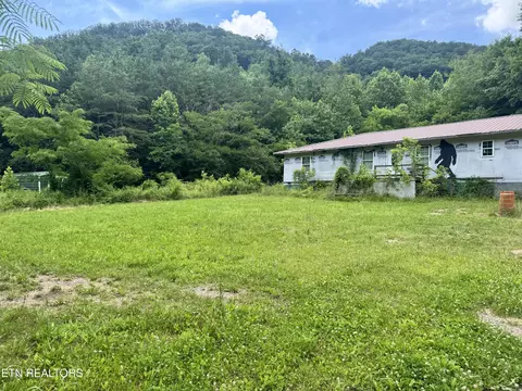 Exterior - 955 Rock Haven Rd, Bean Station, TN 37708 photo 5 of 9