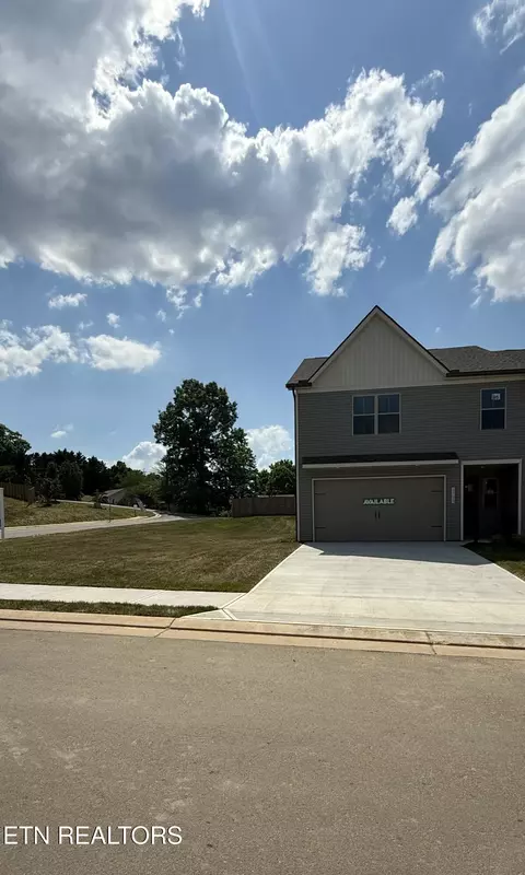 1705 Bennett Village Dr, Maryville, TN 37804