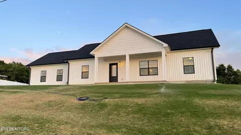 679 Privet Dr, Dandridge, TN 37725