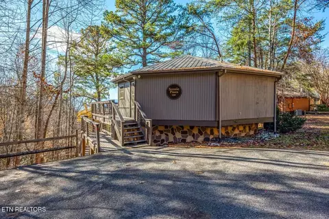 1068 E Foothills Dr, Gatlinburg, TN 37738