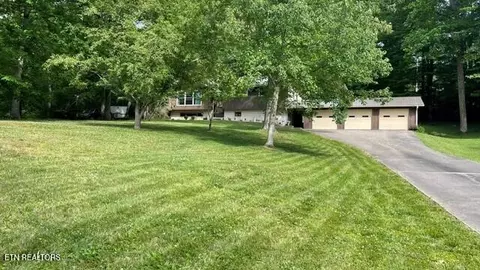 572 S Lake Dr, Oneida, TN 37841